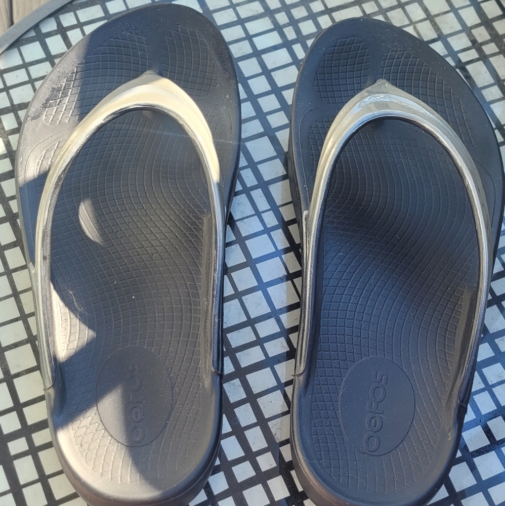 Oofos, size 9, silver and black